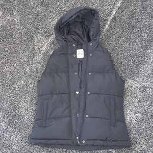 Maralyn & Me Boutique zipper/button up dark gray hooded puffer vest Size M